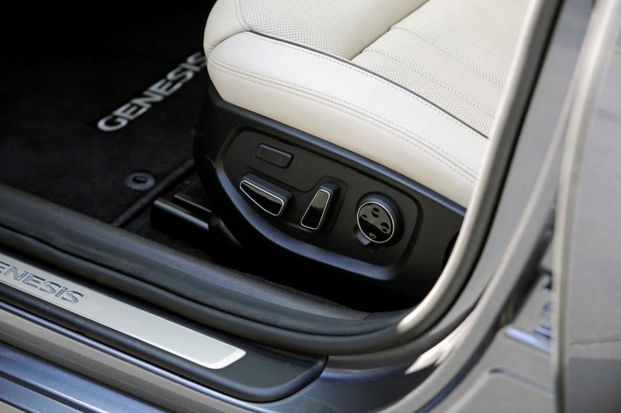 Детали интерьера Hyundai Genesis 2014 года  (NA) (фото 7 из 105)
